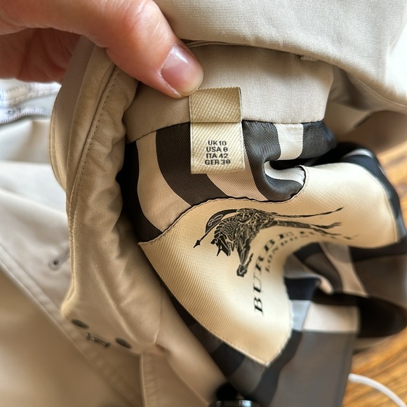 Classic Burberry Trench - Picture 13 of 13
